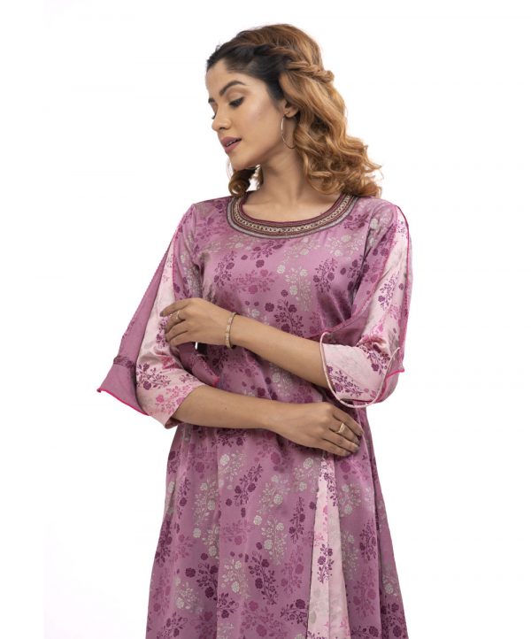 Pink Tunic in Crepe fabric. All-over pale rose color printed with karchupi. Double-layer sleeves with slit.