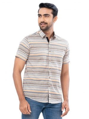 White casual shirt in printed Cotton fabric. Designed with a Classic collar and short sleeves.