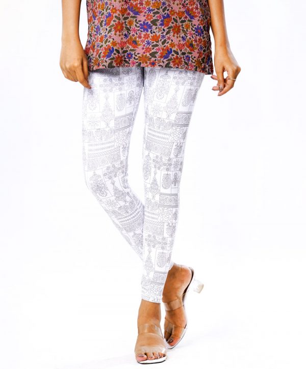 White all-over printed legging in stretchable Cotton fabric. Concealed elasticated at the waistline.