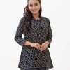 Ladies tunic in printed georgette fabric. Ascot collar and three quarter sleeves.