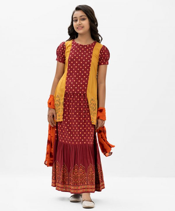 Printed kid girls ghagra choli set in viscose fabric. Puff sleeved, round neck and tasseled tie-cord belt at waist. Tie-dye chiffon dupatta with skirt.