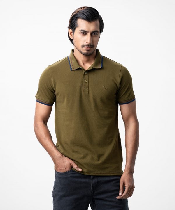 Men's polo shirt in cotton pique fabric. Classic collar with button placket and short sleeves.