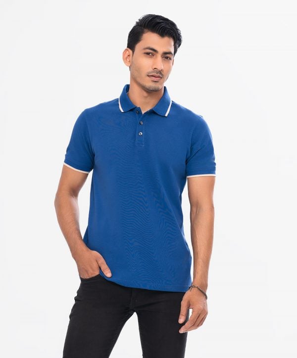 Men's short-sleeved polo shirt in cotton pique fabric. Classic collar with front buttons.