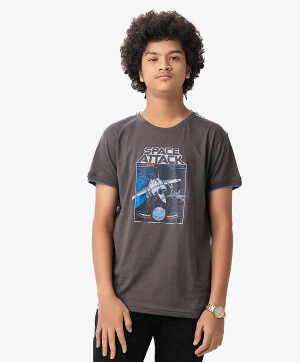 Teen boys short sleeved t-shirt in cotton single jersey fabric. Crew neck, twill tape attach at the yoke and space themed print on chest.