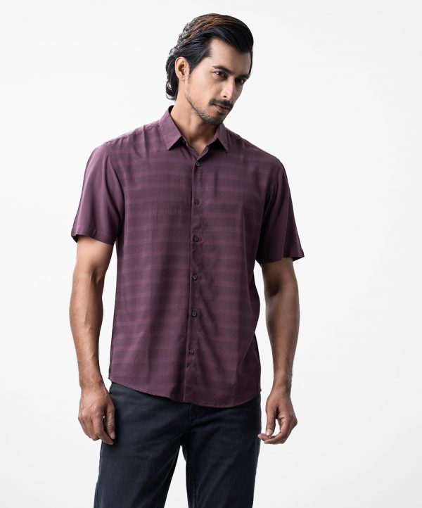 Classic collar men's purple mauve short sleeve shirt in viscose fabric.