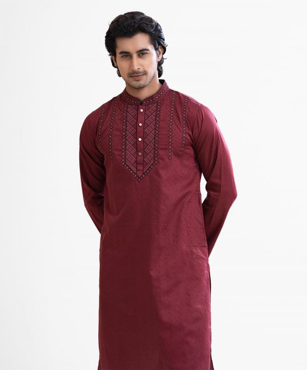 Men's fitted panjabi in jacquard cotton fabric. Mandarin collar and embroidery at front. Inseam side pockets.