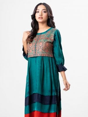 Women's tie-dye printed koti layered style tunic in viscose fabric. Lantern sleeved, high neck and karchupi at front.