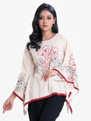 Women's A-line short lenght tunic in printed georgette fabric. Round neck, three-quarter sleeves.