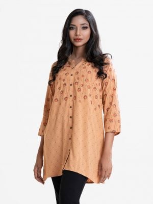 Ladies shirt in printed viscose fabric. Band neck, full-sleeve.