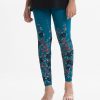 Printed women's leggings in cotton knit fabric. Concealed elasticated on the waistline.