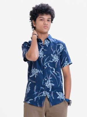 Teen boy's short sleeve shirt in printed cotton fabric. Classic collar with a chest pocket.