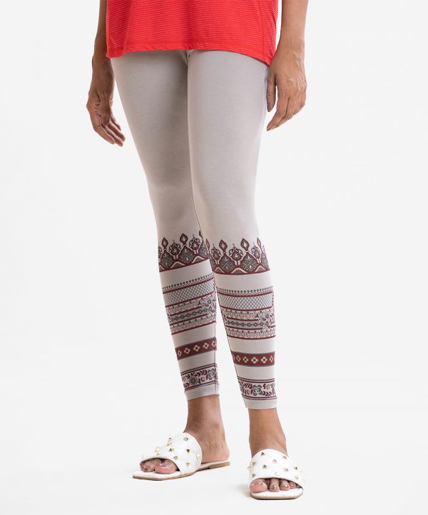 Women's leggings in stretchable cotton knit fabric. Concealed elasticated waistline. Print detail at the leg line.