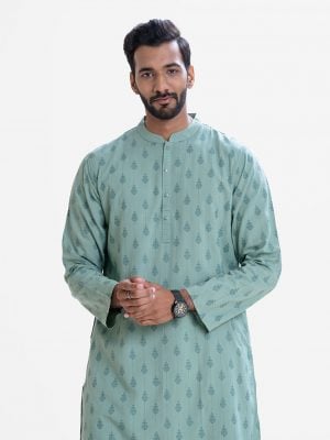 Men's fitted panjabi in viscose fabric. Pin tuck at mandarin collar and button placket.
