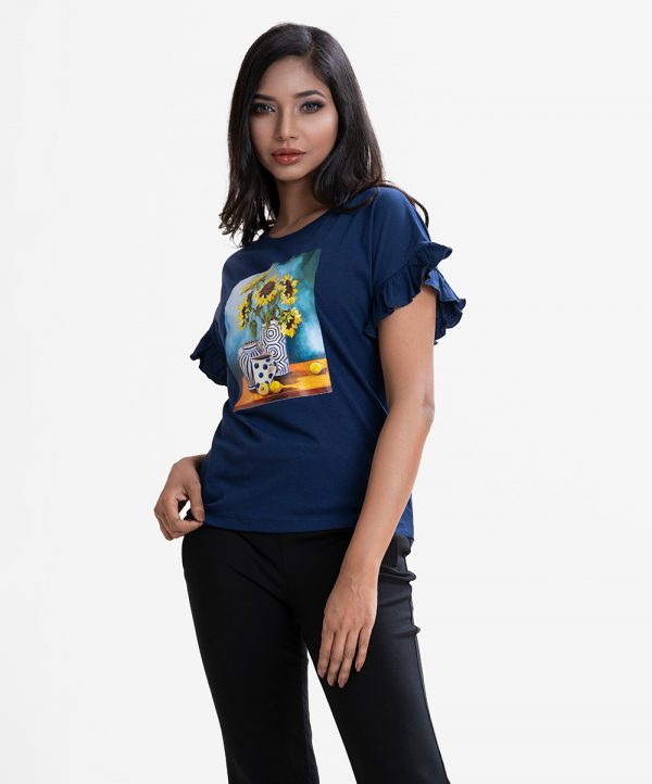 Women's t-shirt in cotton single jersey fabric. Round neck, short sleeves with frill-trims. floral print at the front.