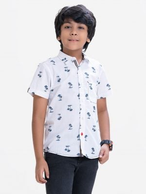 Kid boys short sleeves casual shirt in car printed cotton fabric. Classic collar and a chest pocket.