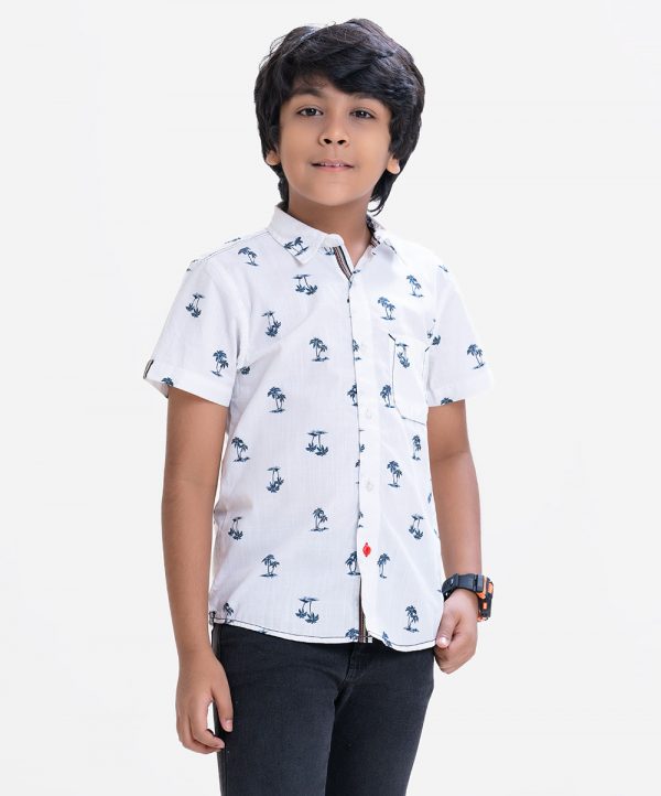 Kid boys short sleeves casual shirt in car printed cotton fabric. Classic collar and a chest pocket.