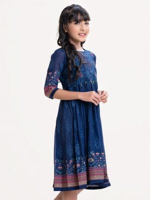 Kid girls frock in floral printed Georgette fabric. Round neck, three quarter sleeves and karchupi at front.