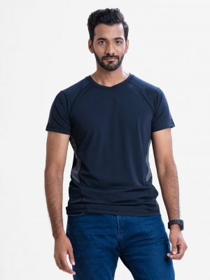 Men's t-shirt in cotton stitched single jersey fabric. Crew neck, short sleeves and stripes at the yoke.