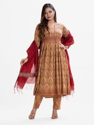 Women's printed salwar kameez in viscose fabric. V-neck, full sleeve. Karchupi at the front. Half silk dupatta with viscose palazzo pants.