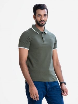Men's polo shirt in cotton pique fabric. Classic collar, short sleeves and a straight-cut hem.