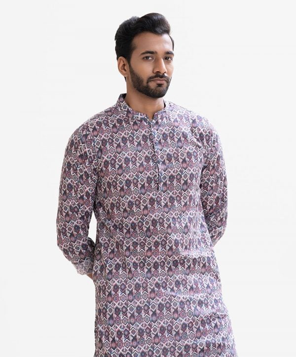 Men's fitted panjabi in ethnic printed cotton fabric. Mandarin collar and inseam pockets.