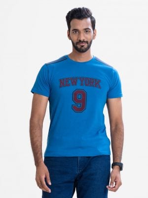 Men's short-sleeved t-shirt in cotton single jersey fabric. Round neck and typography printed.