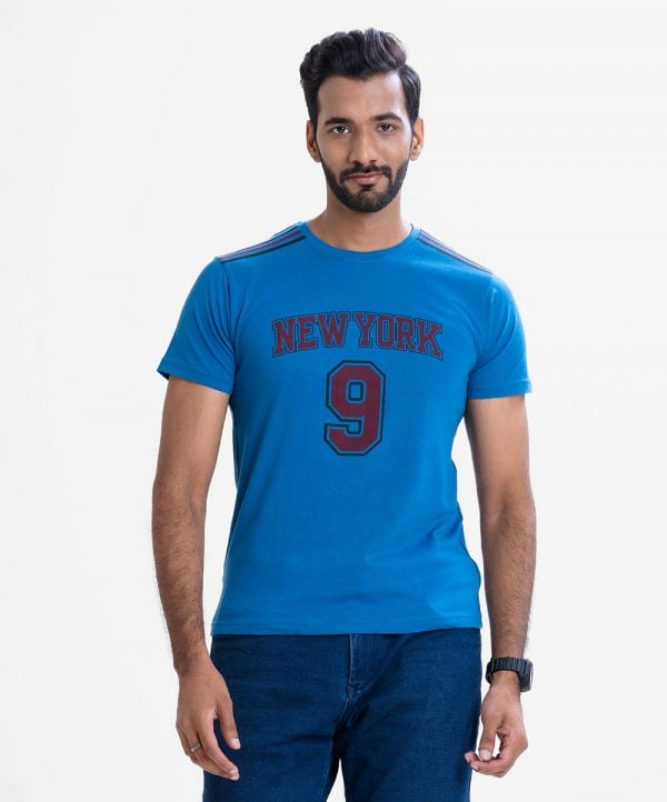 Men's short-sleeved t-shirt in cotton single jersey fabric. Round neck and typography printed.