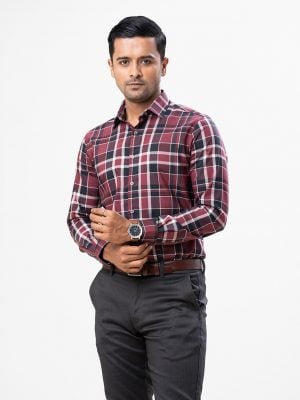 Men's slim fit business casual shirt in blended cotton fabric. Spread collar, long sleeves with buttoned cuffs.