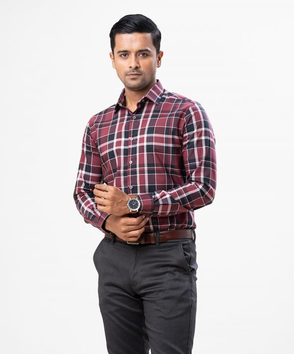 Men's slim fit business casual shirt in blended cotton fabric. Spread collar, long sleeves with buttoned cuffs.