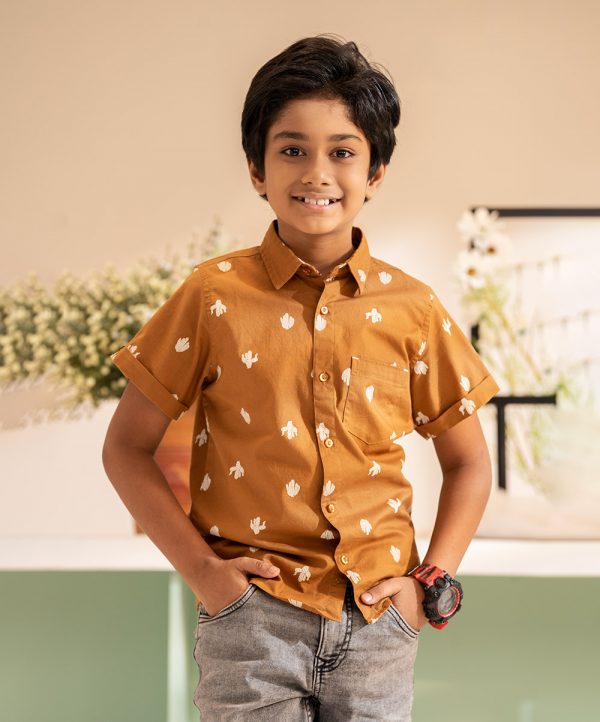 Kid boys short sleeves casual shirt in cactus printed cotton fabric. Classic collar and a chest pocket.