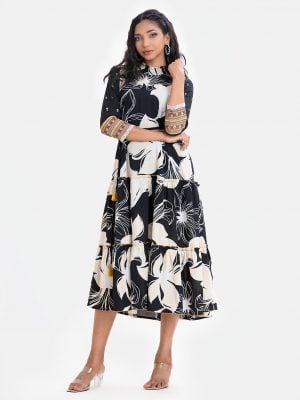 Women's flared style Maxi in printed Georgette fabric. Shirred collar, three-quarter sleeves with lace and patchwork. Tassel ties attach to the waistline.