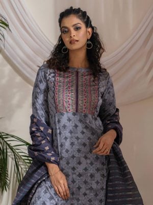 Women's printed straight salwar kameez in crepe fabric. Stand collar, three-quarter sleeved. karchupi at the front. half silk dupatta with palazzo pants.