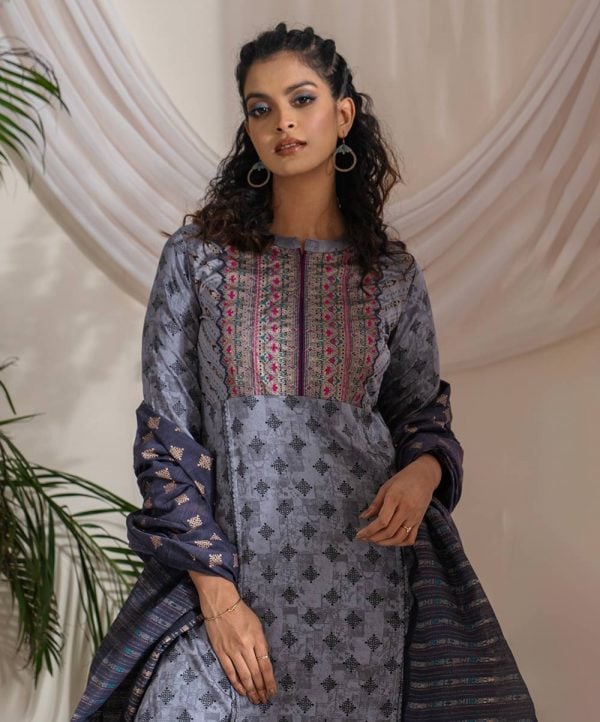 Women's printed straight salwar kameez in crepe fabric. Stand collar, three-quarter sleeved. karchupi at the front. half silk dupatta with palazzo pants.