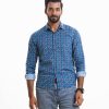 Men's printed long sleeve shirt in blended cotton fabric. Classic collar, full sleeves with adjustable metal buttons at cuffs.