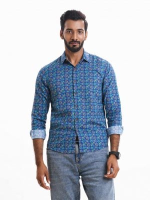 Men's printed long sleeve shirt in blended cotton fabric. Classic collar, full sleeves with adjustable metal buttons at cuffs.