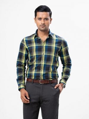 Men's slim fit business casual shirt in blended cotton fabric. Spread collar, long sleeves with buttoned cuffs.