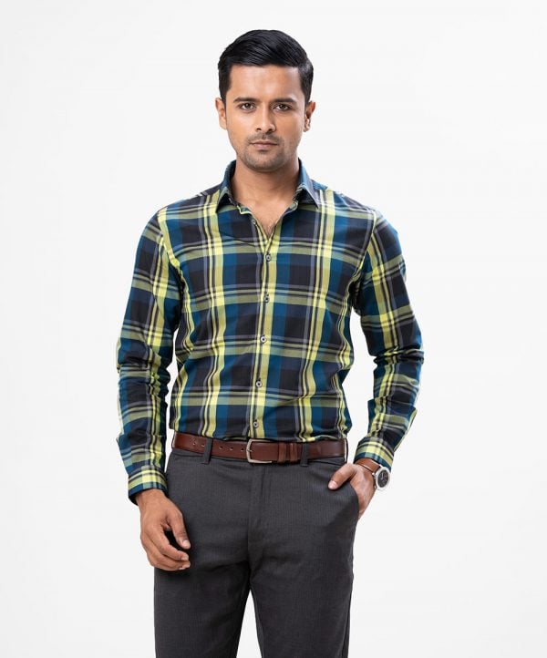 Men's slim fit business casual shirt in blended cotton fabric. Spread collar, long sleeves with buttoned cuffs.