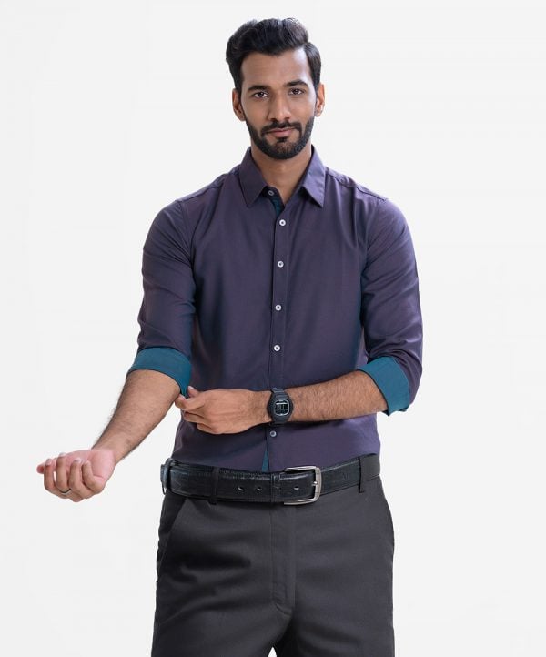 Men's slim fitted B.formal shirt in cotton two-tone fabric. Classic collar and long sleeves with button cuff.