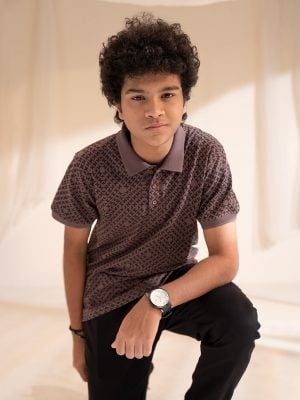 Teen boy short sleeves polo shirt in cotton pique fabric. Classic collar and print attributed.