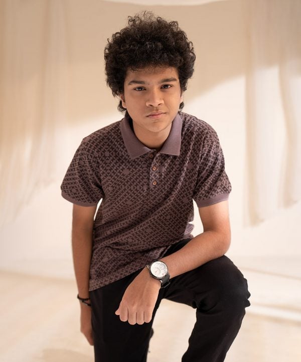 Teen boy short sleeves polo shirt in cotton pique fabric. Classic collar and print attributed.