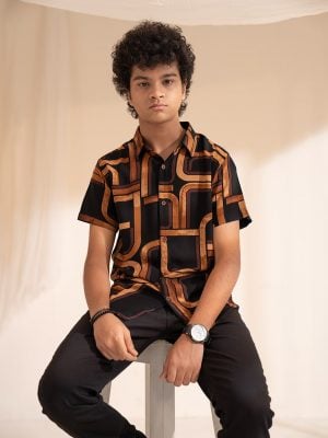 Teen boy's short sleeve shirt in printed cotton fabric. Classic collar with front button opening.