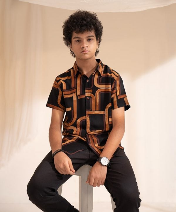 Teen boy's short sleeve shirt in printed cotton fabric. Classic collar with front button opening.