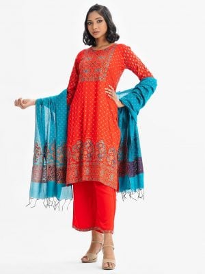 All over printed Salwar Kameez in viscose fabric. Round neck, full sleeves and karchupi at the front of kameez. Half-silk dupatta with palazzo pants.