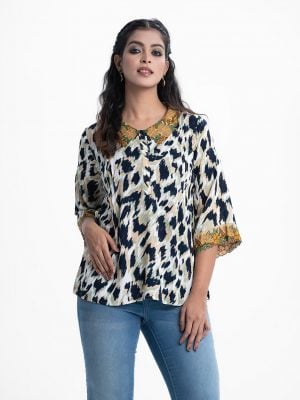 Printed short tunic in chambray fabric. statement collar and full-sleeved with scallops. Open placket.