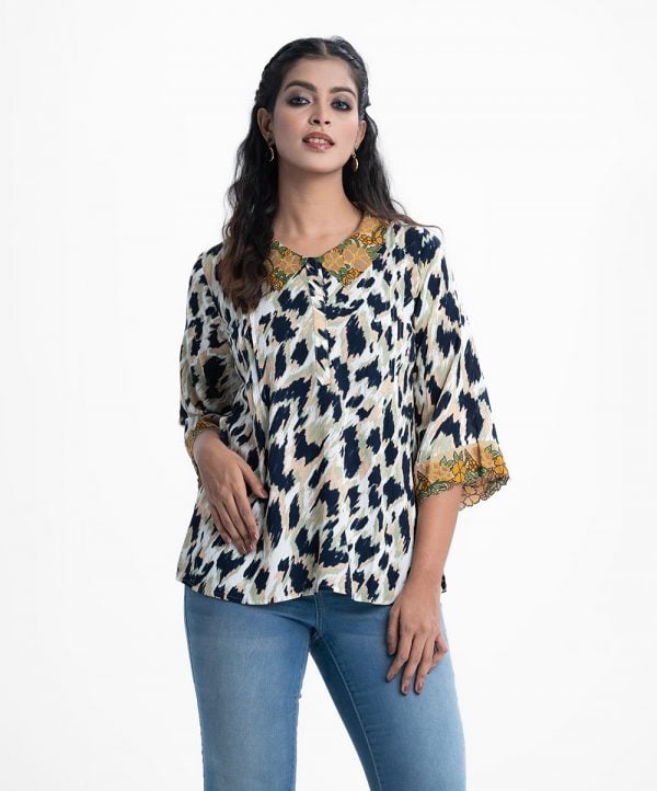 Printed short tunic in chambray fabric. statement collar and full-sleeved with scallops. Open placket.