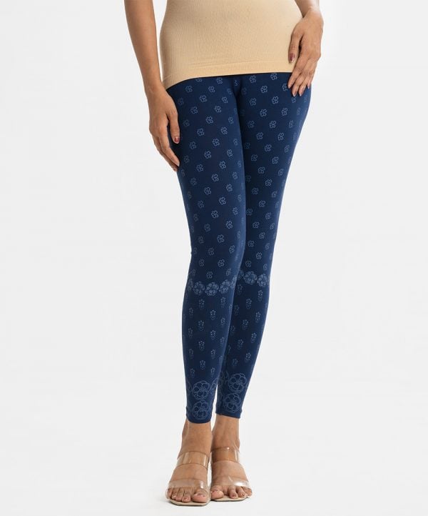 Women's printed leggings in cotton knit fabric. Concealed elasticated on the waistline.