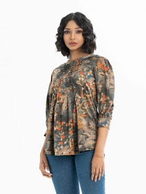 Ladies' shirt in printed georgette fabric. Stand collar, bishop sleeves. Dimond pin-tuck at front.