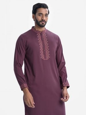 Men's slim fitted panjabi in blended fabric. Mandarin collar and inseam pockets. Embroidery at the front and cuff sleeves.