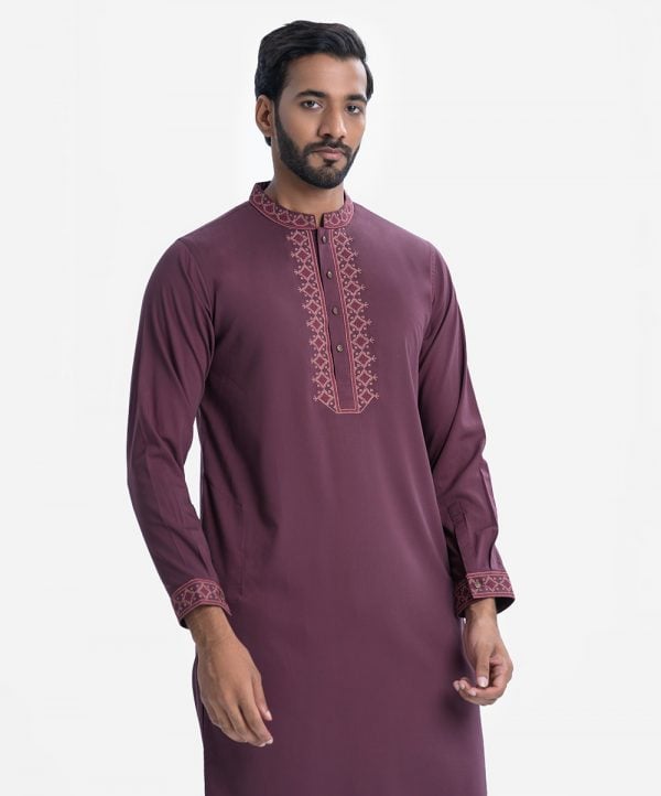 Men's slim fitted panjabi in blended fabric. Mandarin collar and inseam pockets. Embroidery at the front and cuff sleeves.