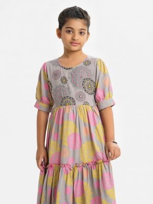 Kid girls printed flared style frock in viscose fabric. Puff sleeves, round neck. Embroidery at the front and tie-cord waist belt.